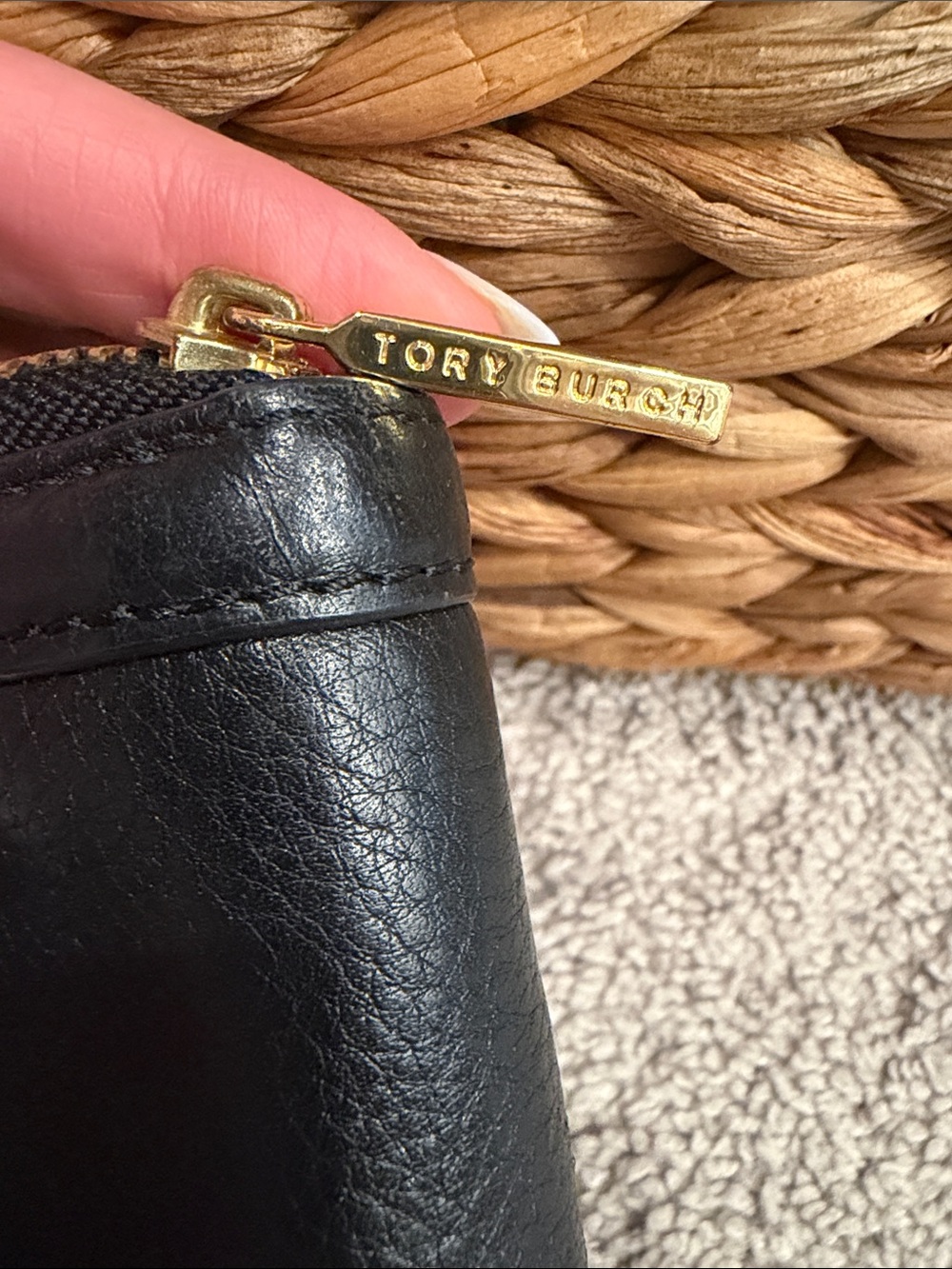Tory Burch Black Pebbled Leather Zip Wallet with Gold Logo Medallion - Picture 2 of 5